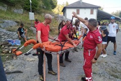 Il trasporto con la barella per il soccorso alpino